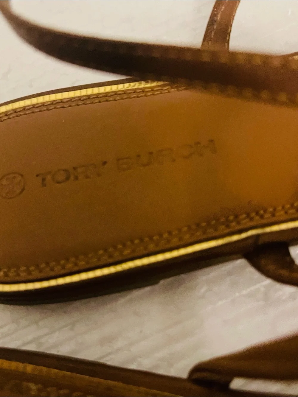 Tory Burch Emmy Tan Leather T Strap Thong Flat Sandals with Gold Logo sz 9M - Picture 5 of 9